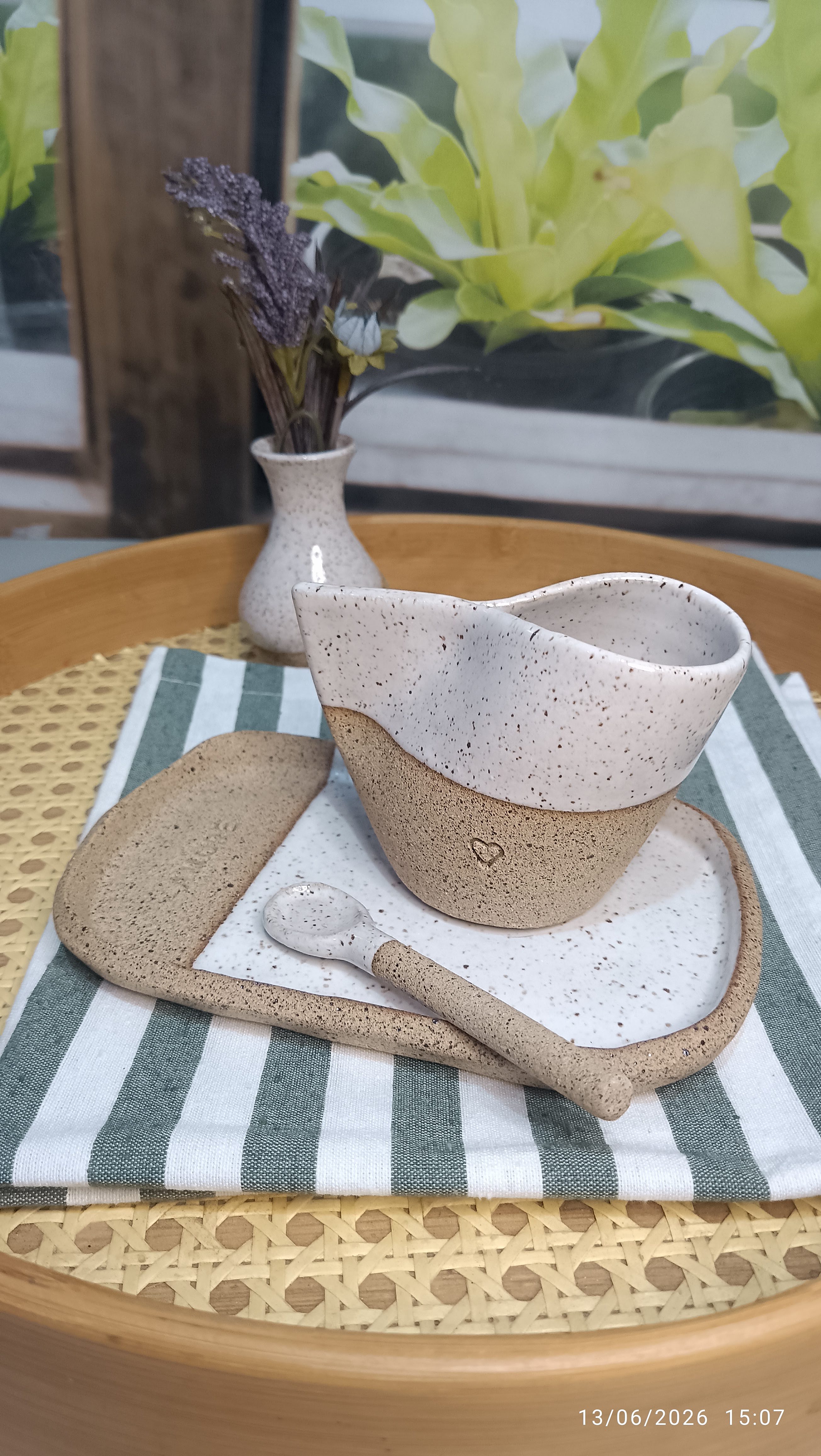 Bowl de cerâmica em formato orgânico sobre bandeja artesanal