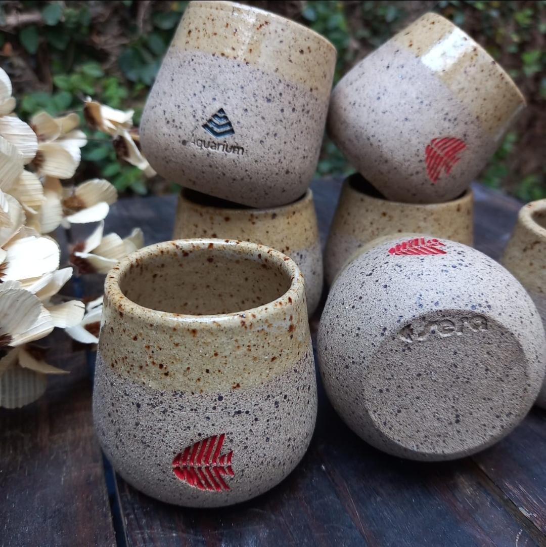 Conjunto de copos e pratos personalizados