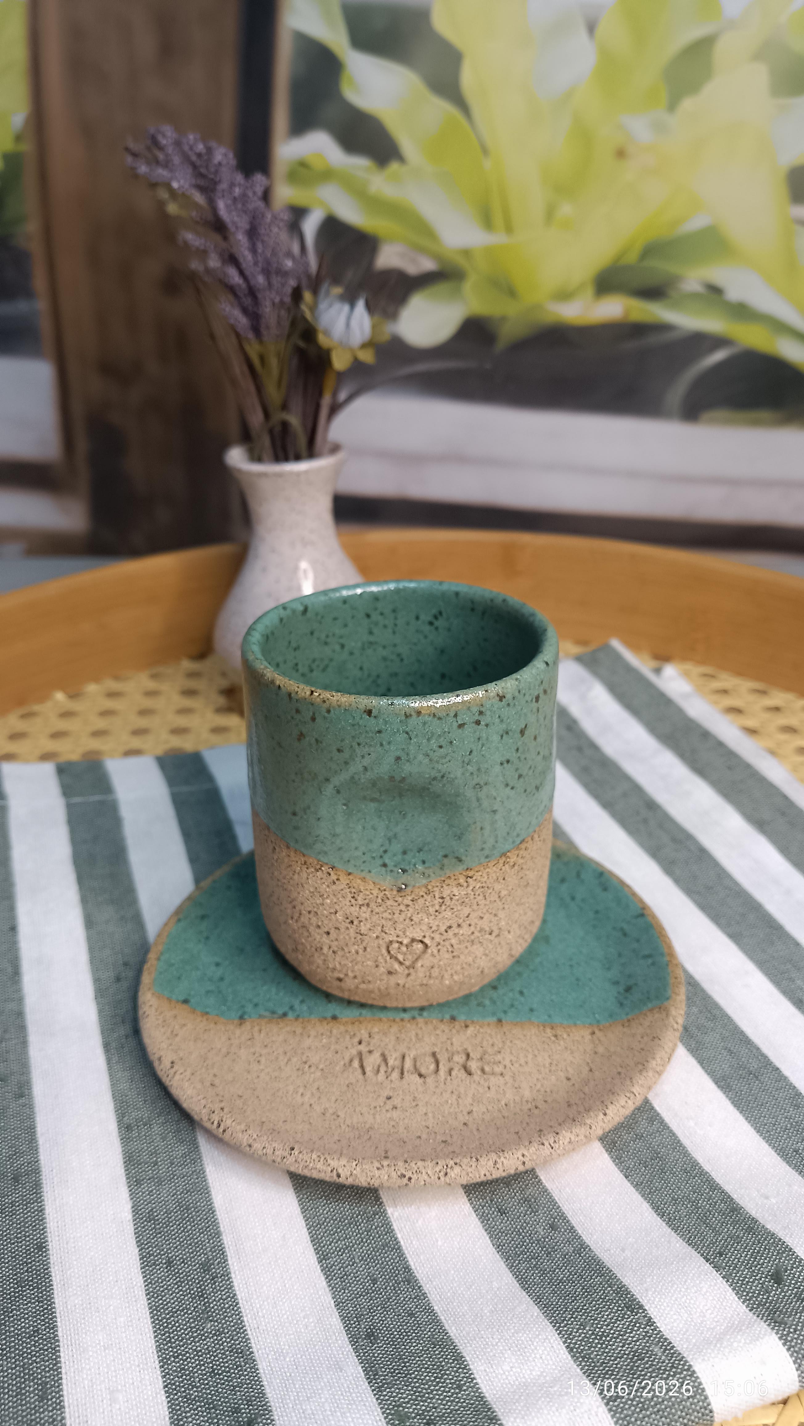 Conjunto artesanal com copo verde personalizado, prato e vasinho