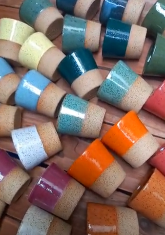 Copos artesanais em várias cores