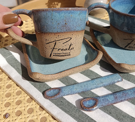 Conjunto azul em formato V personalizado com marca