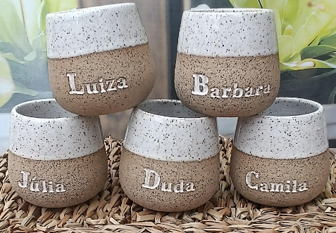 Copos brancos personalizados com nomes